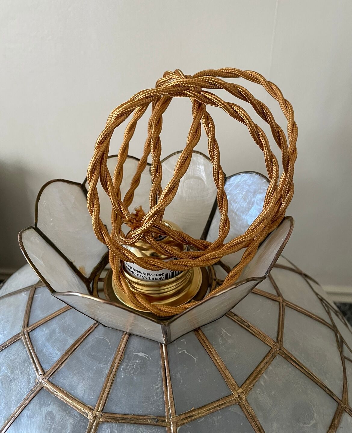 Mother-of-pearl and brass suspension