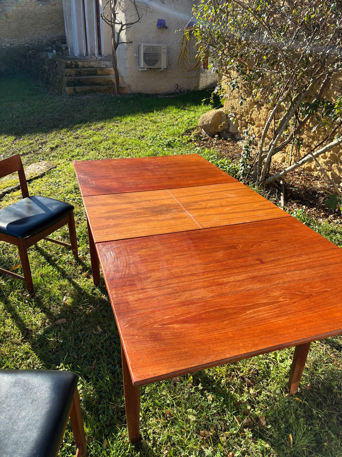 Table set with 6 chairs and its extension.