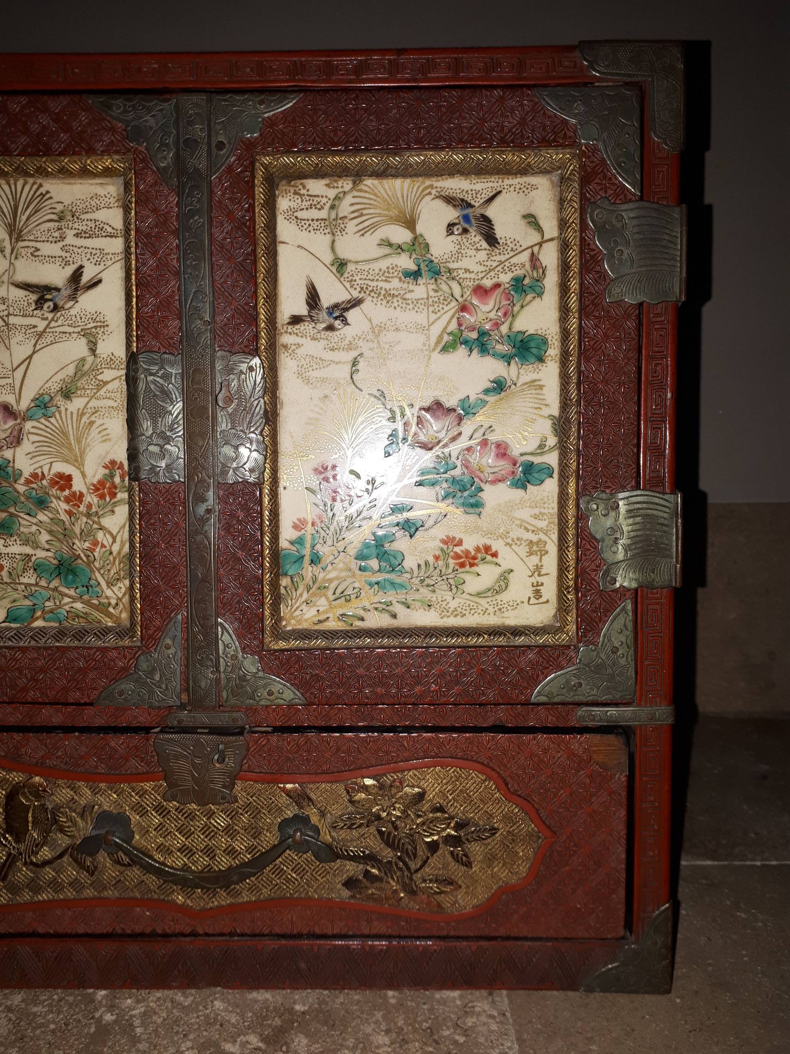 Japanese cabinet in cinnabar red lacquer, Japan Meiji era