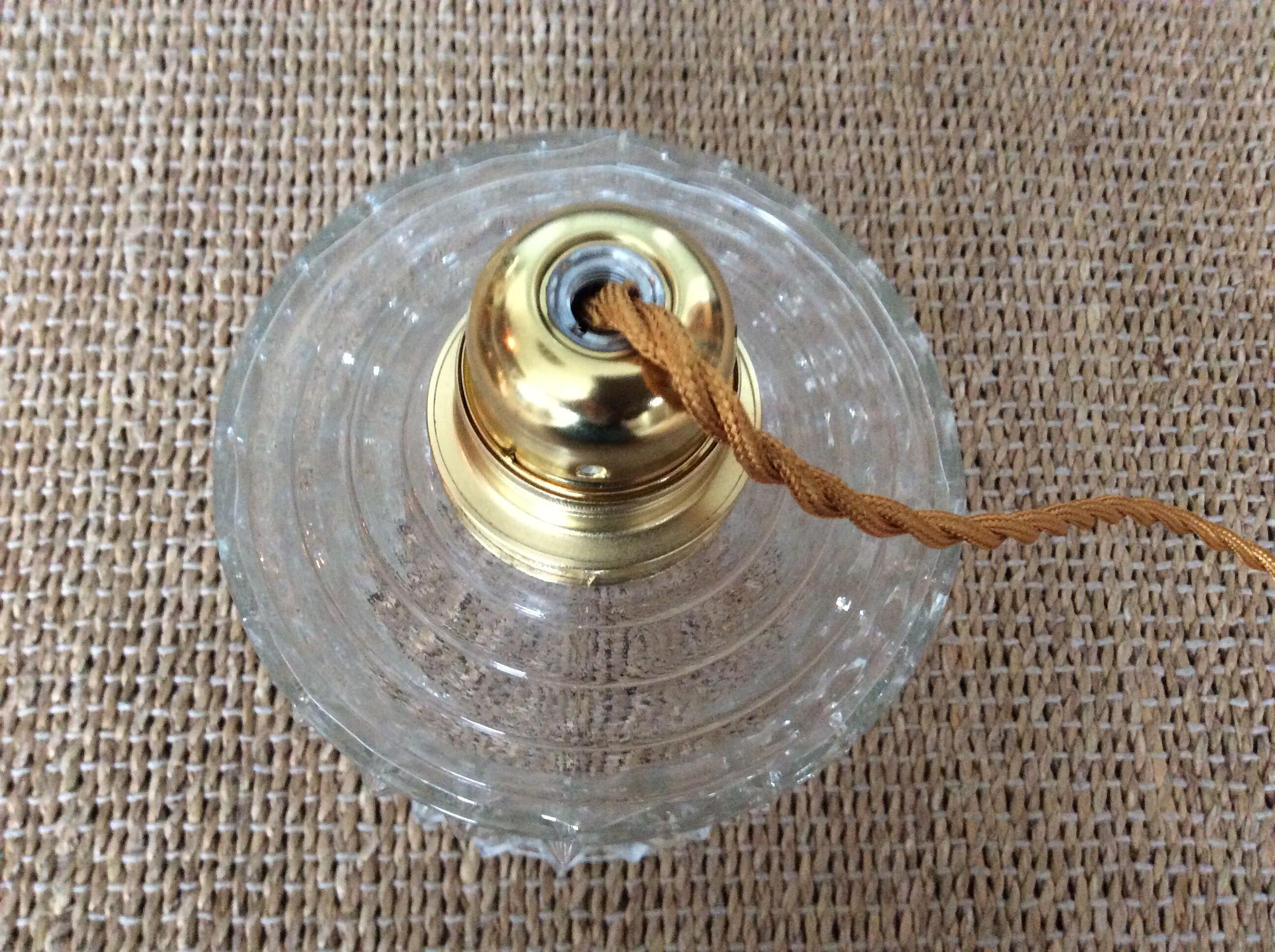 Glass globe suspension