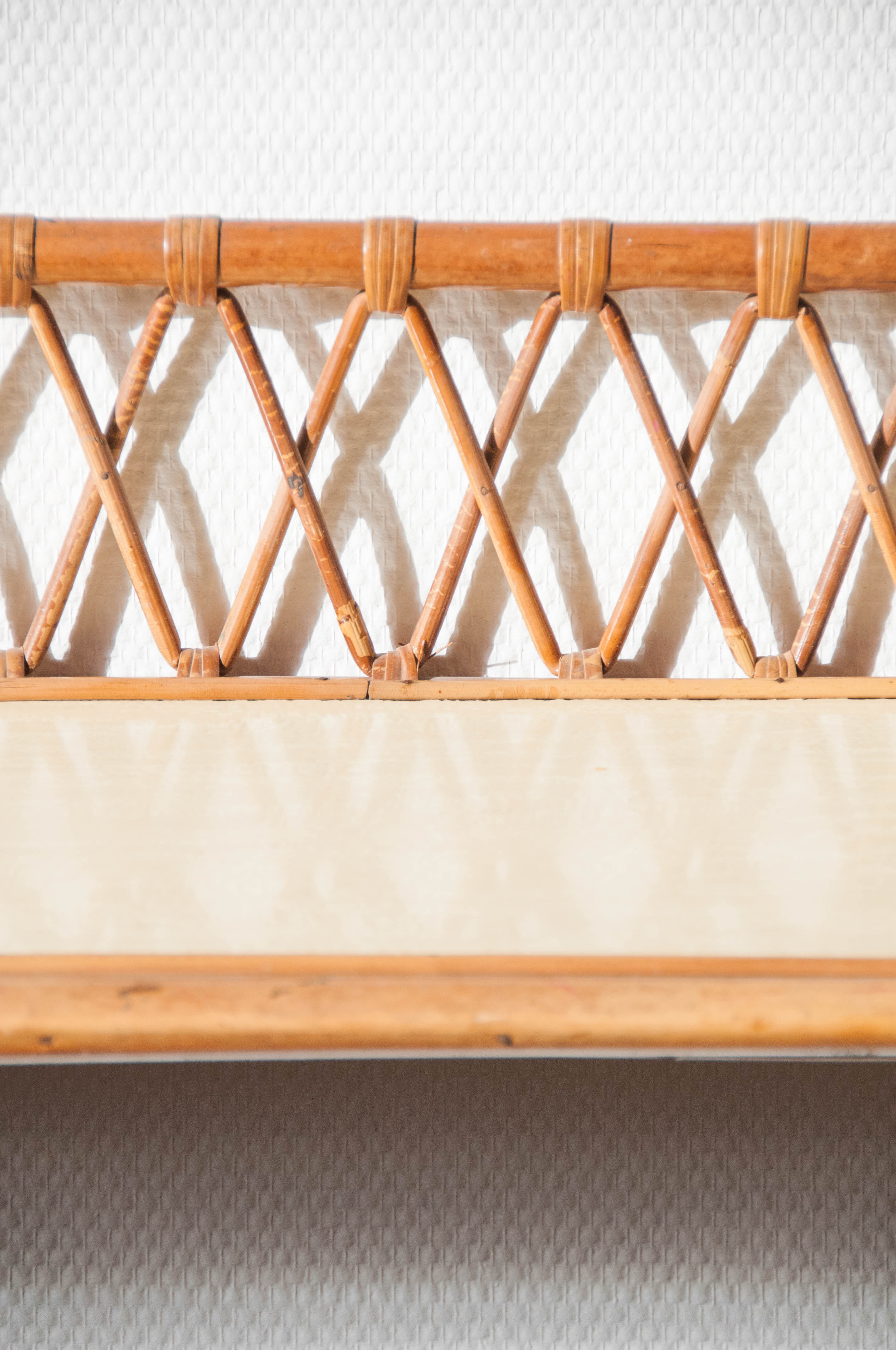 Wall shelf in rattan and formica