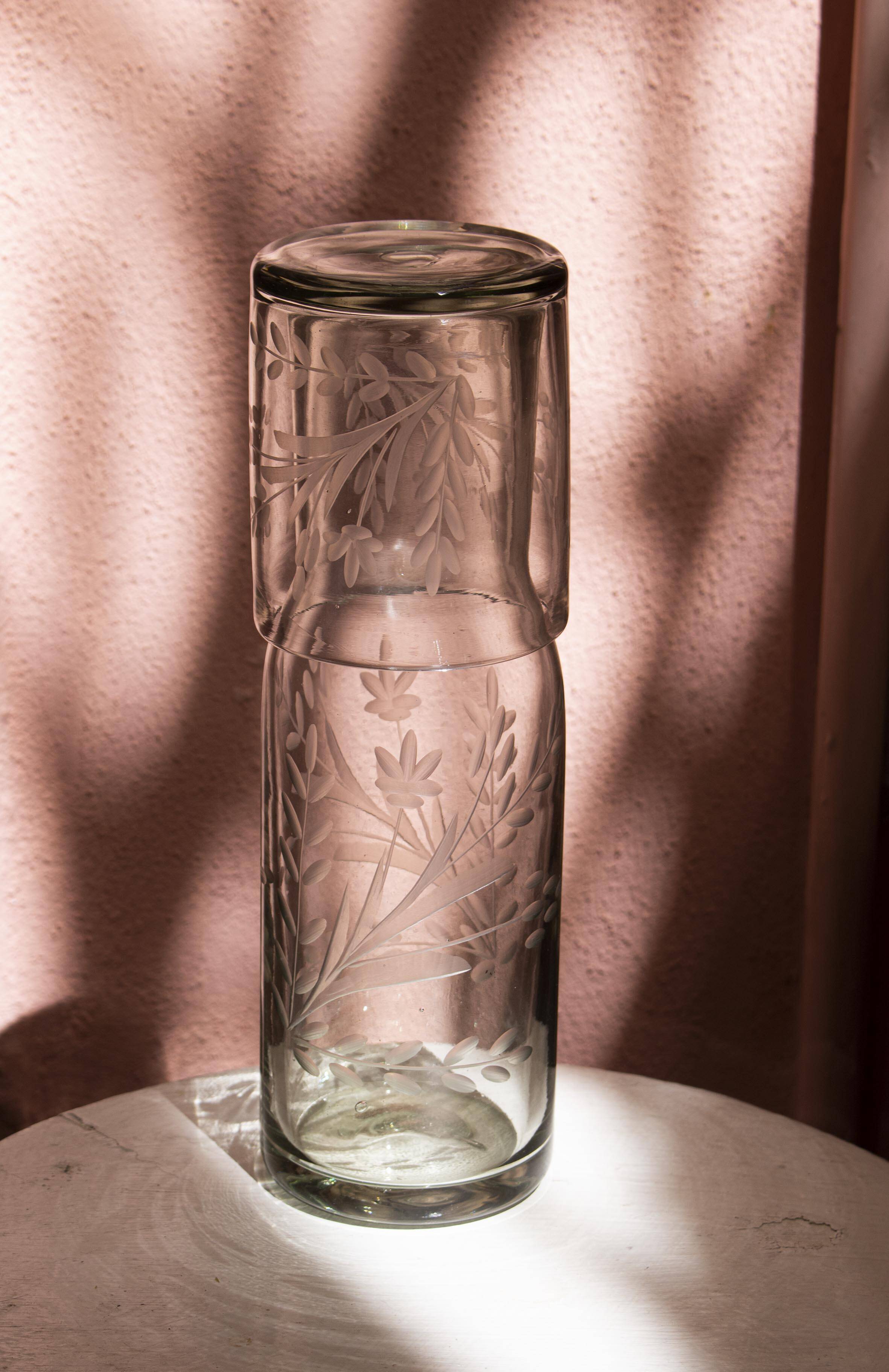 Carafe et verre en verre soufflé et gravé