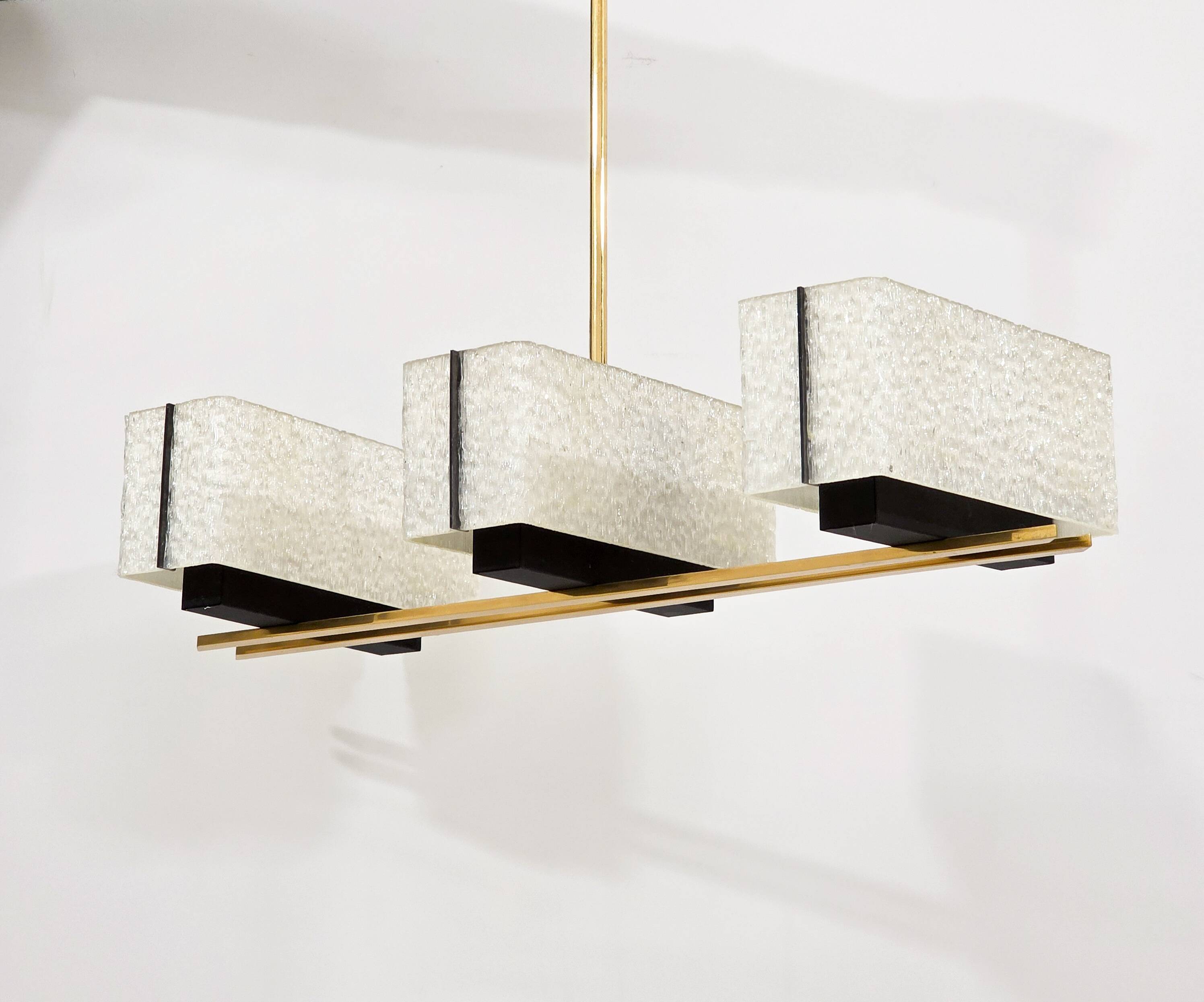 Vintage modernist chandelier in gilded brass – 1970s design