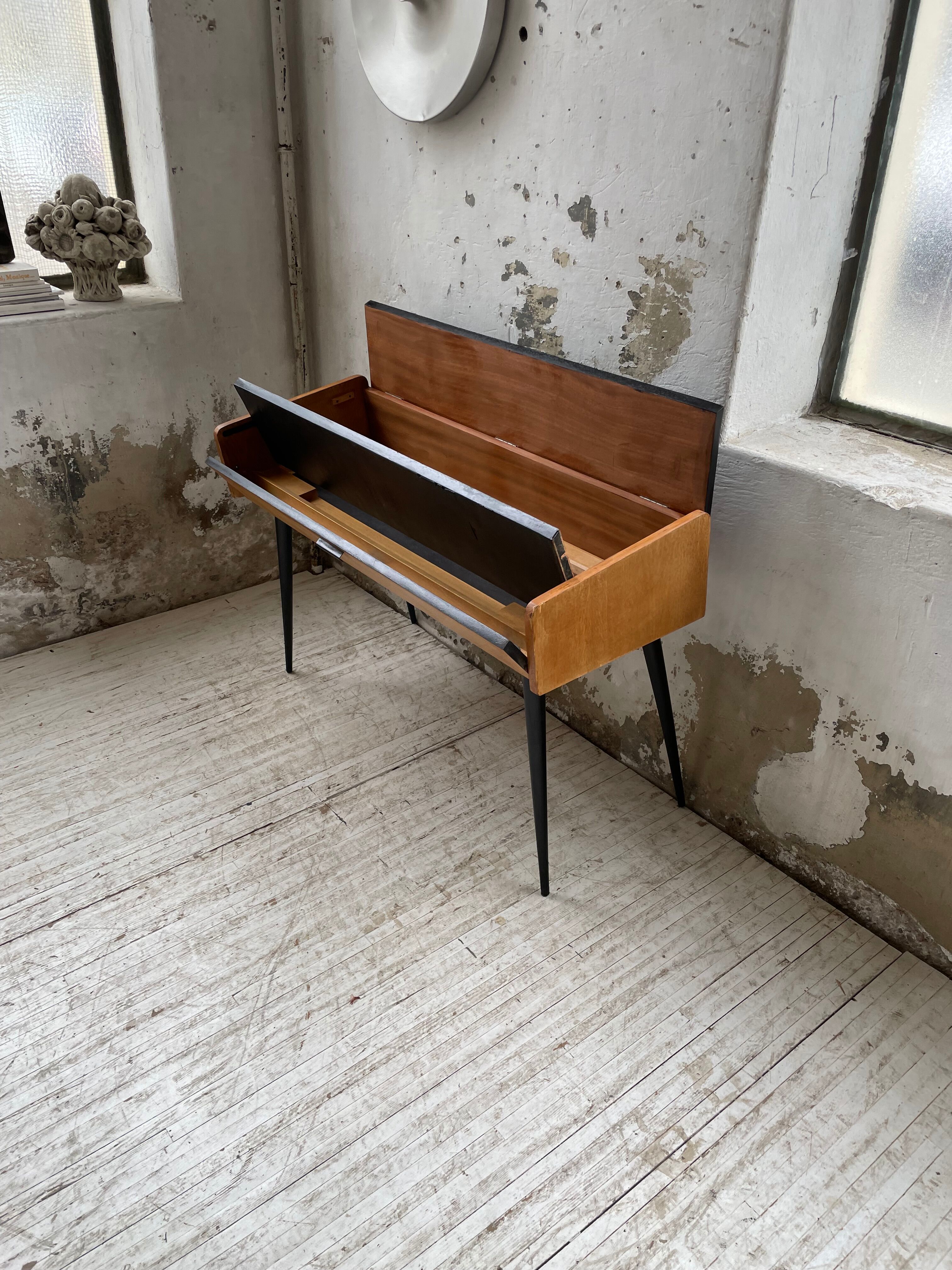 Console desktop feet compass 60s