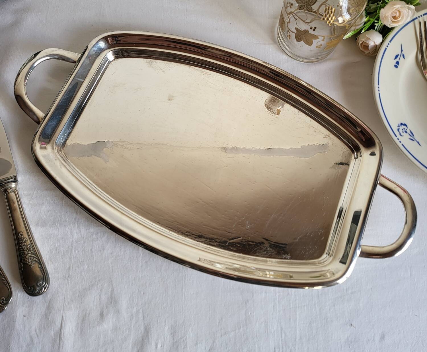 Silver-plated serving dish Quist and its asparagus cradle grid.