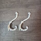 lot de 2 pateres en fonte vintage blanche, petits eclats de peinture année