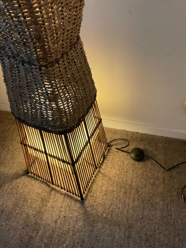 Lampadaire vintage en rotin et raphia