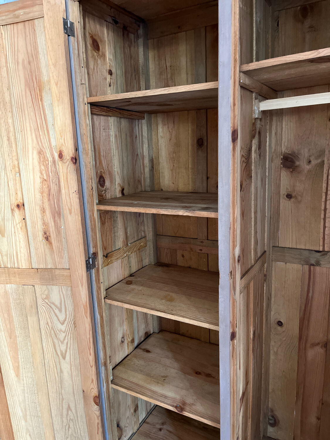 Armoire parisienne dans sa jolie patine