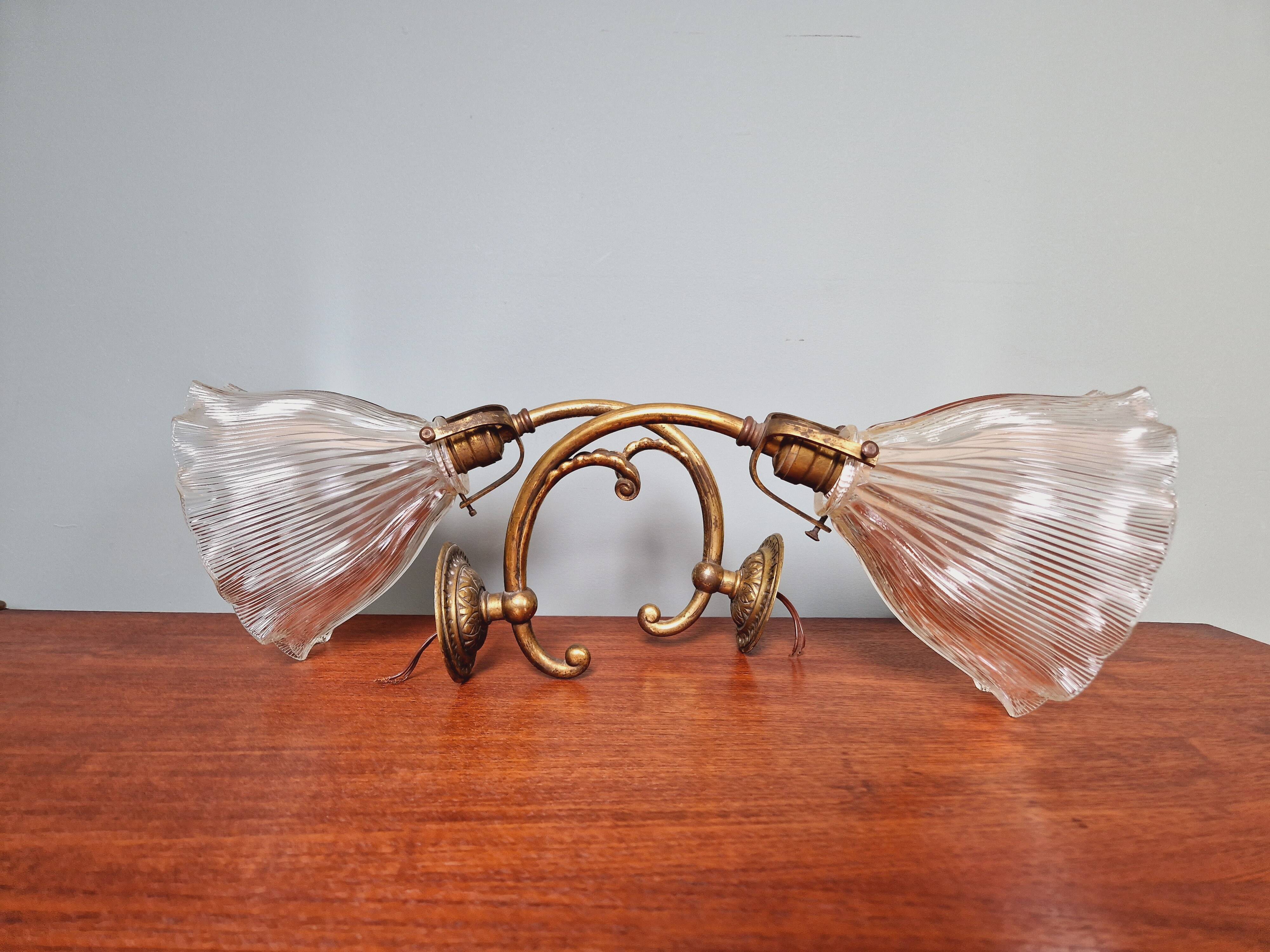 Paire d'appliques murales en bronze et verre rainuré Holophane