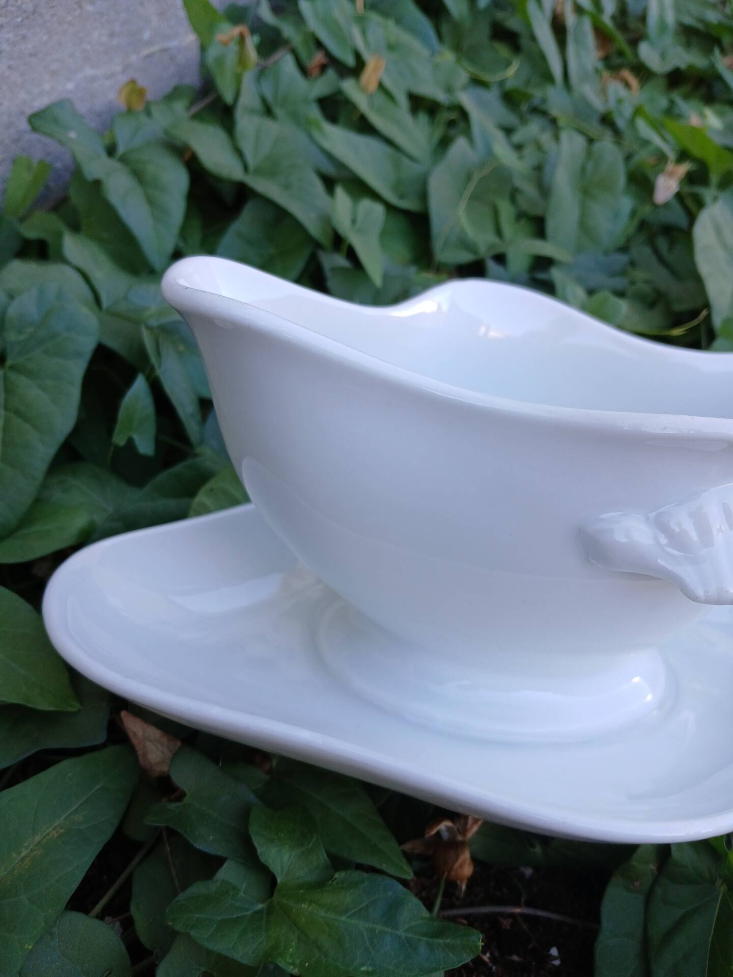 Saucière en faïence blanche 