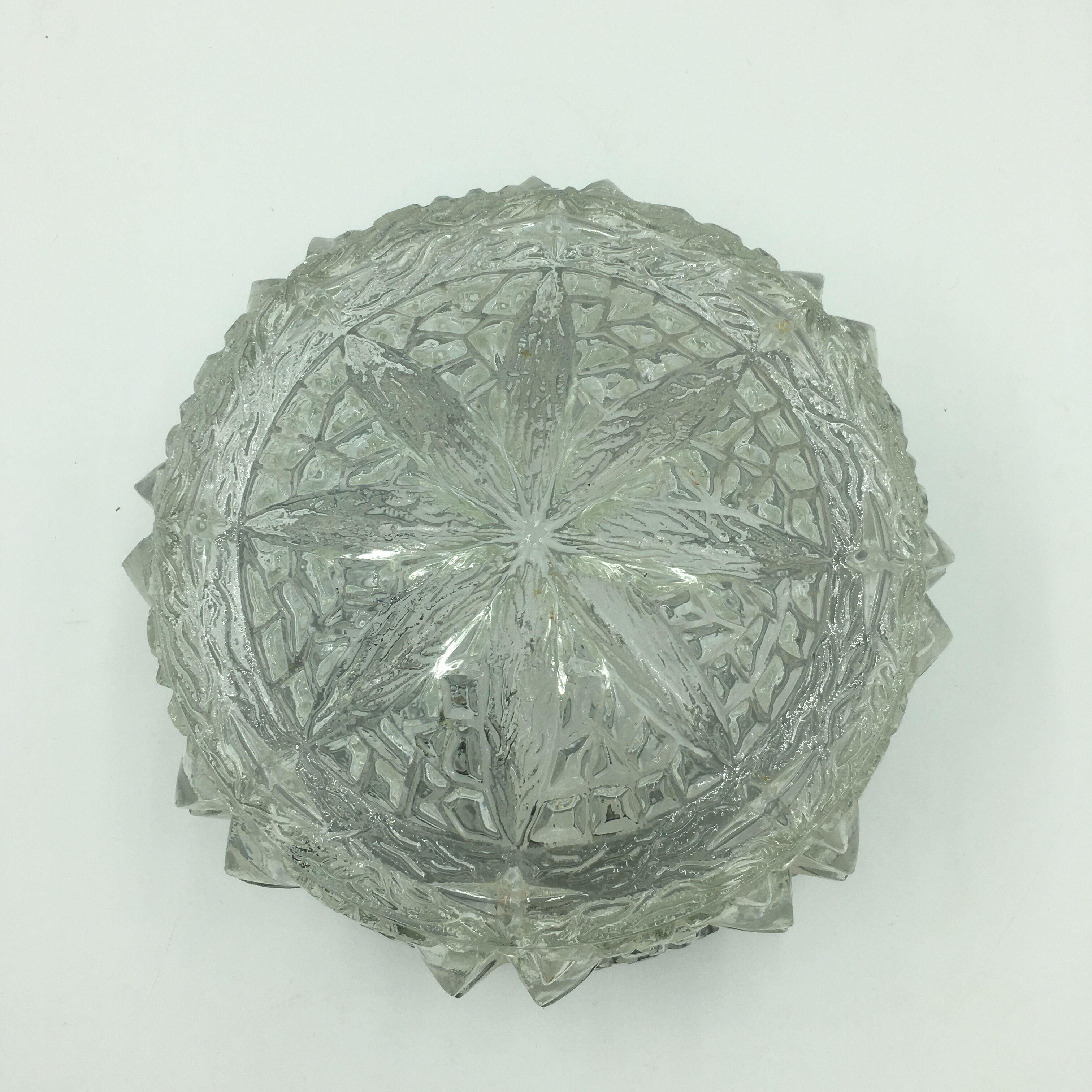 Ceiling lamp in molded glass with relief