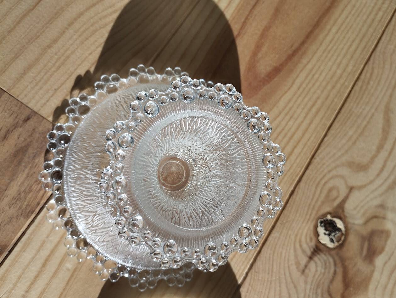 Bonbonnière sur pied en verre moulé – Décor texturé vintage