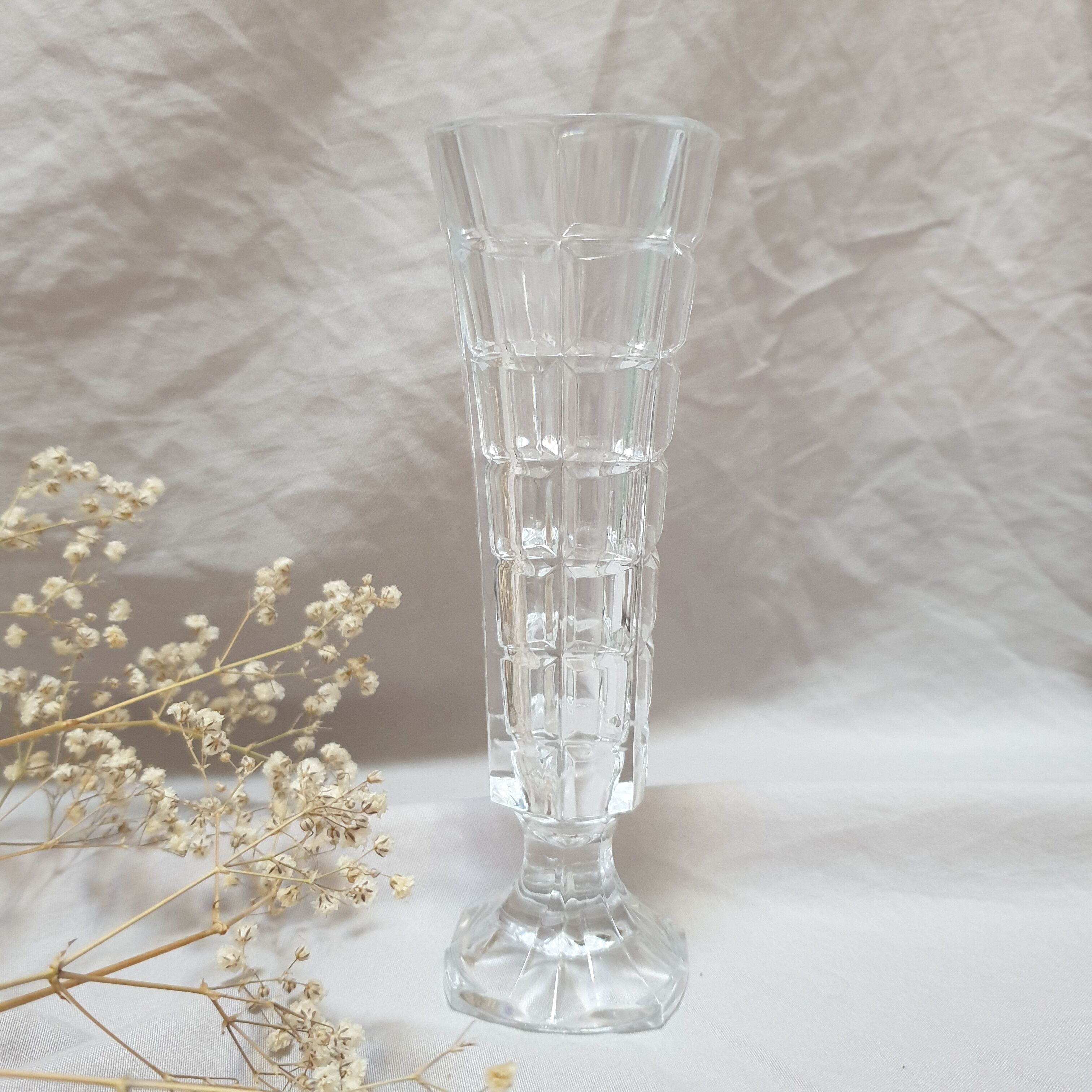 Vintage soliflore in chiseled glass