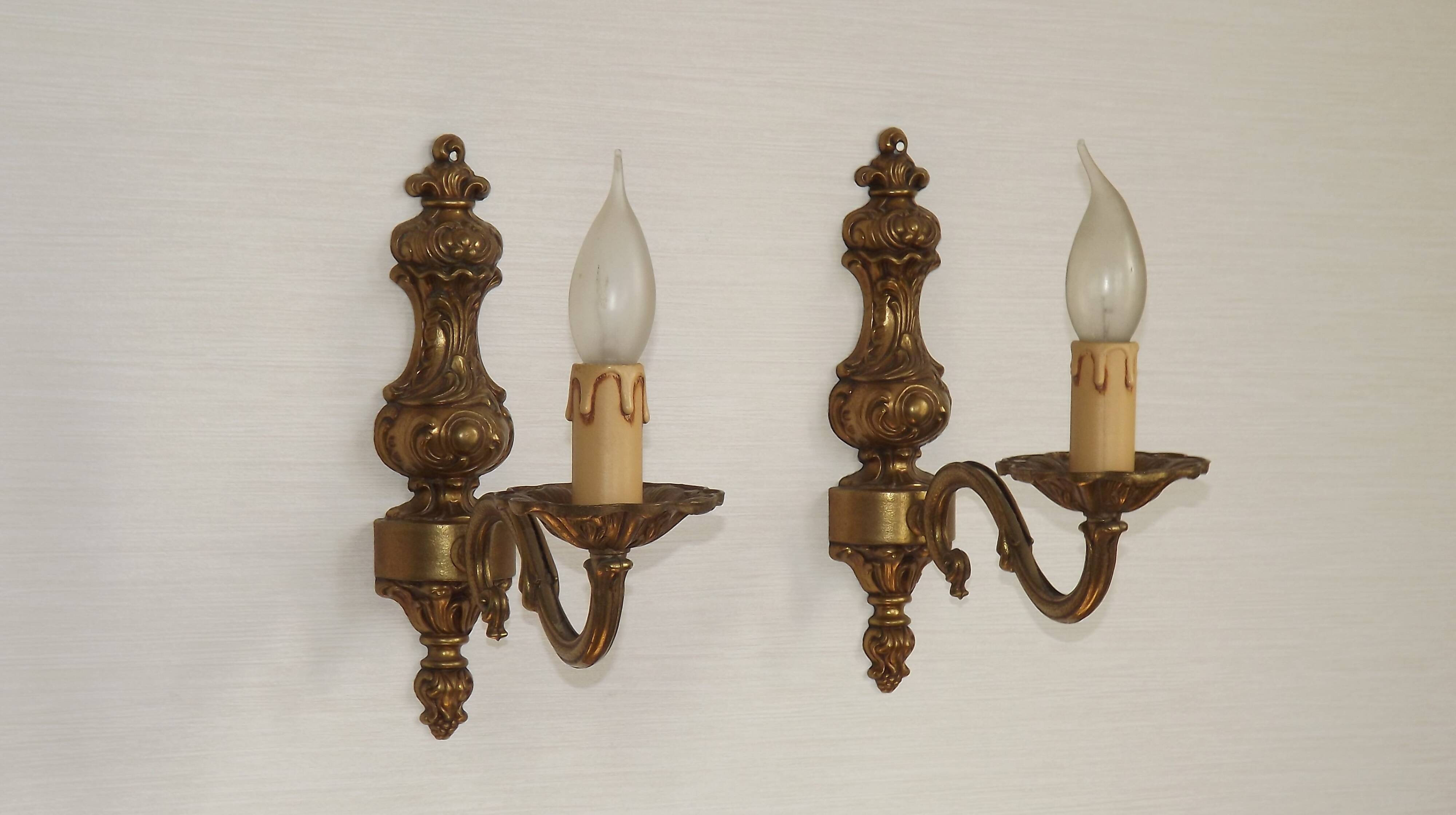 Pair Of Elegant Vintage French Traditional Style Bronze Single Wall Lights