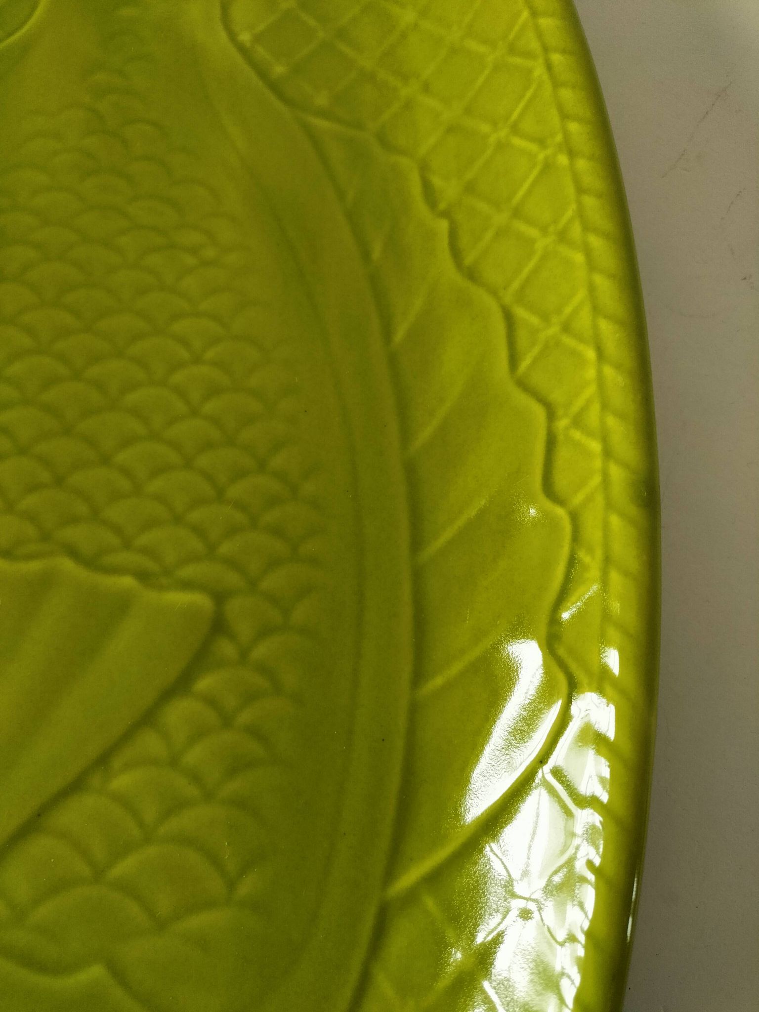 Plat à poisson Gien vert vintage en relief