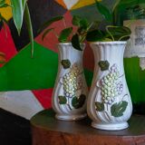 Trois vases anciens en barbotine aux lilas