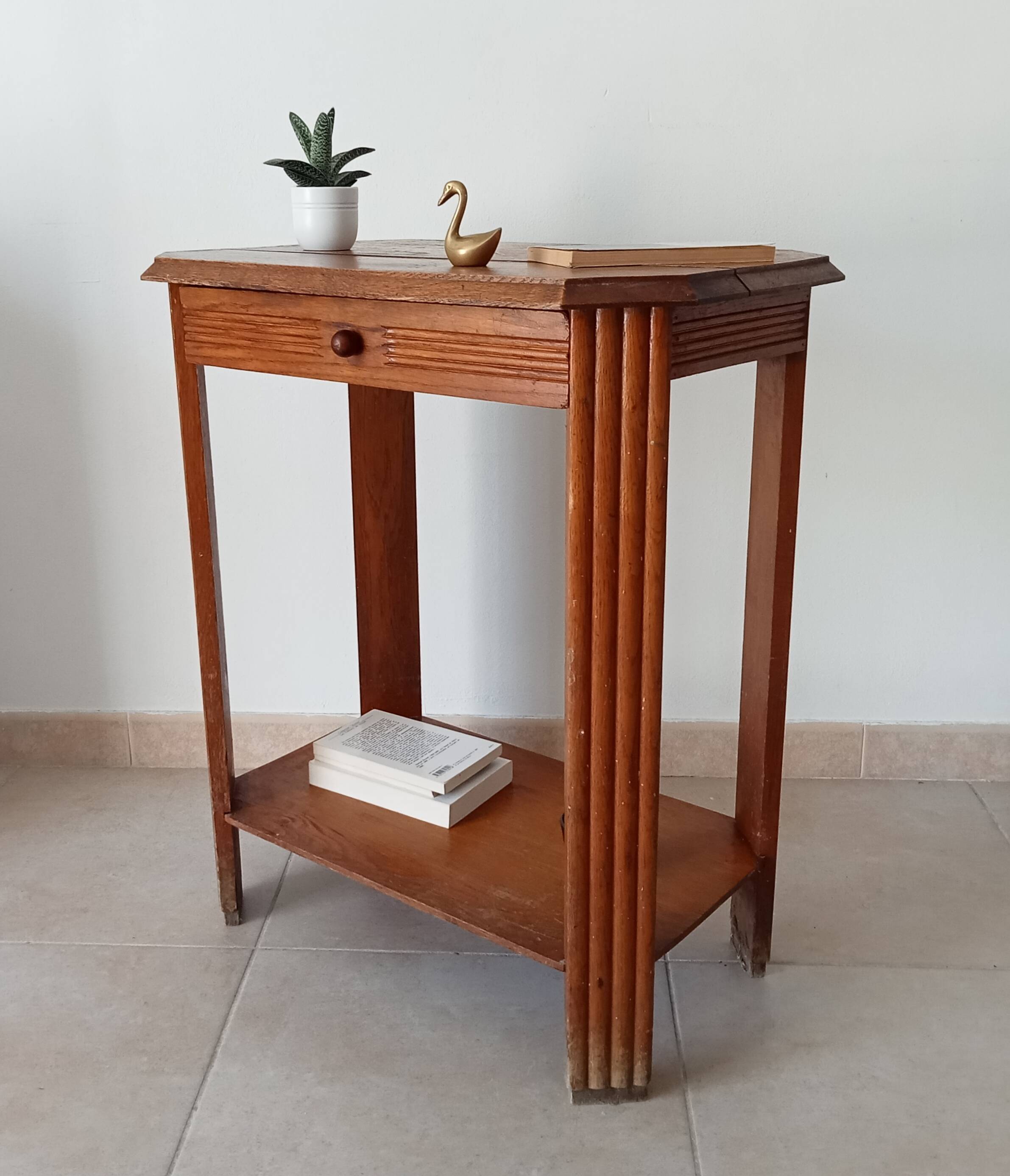 Art Deco side table from the 1940s in solid oak.