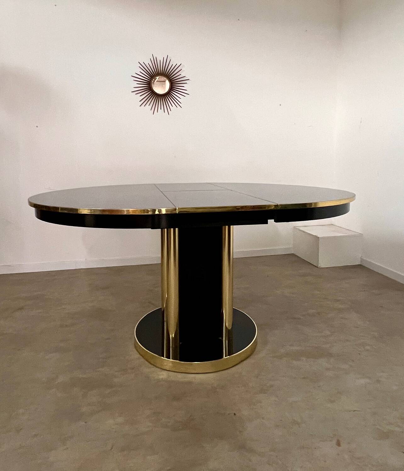 Ancienne table noir laqué et laiton design italien des années 70 à rallonges vintage