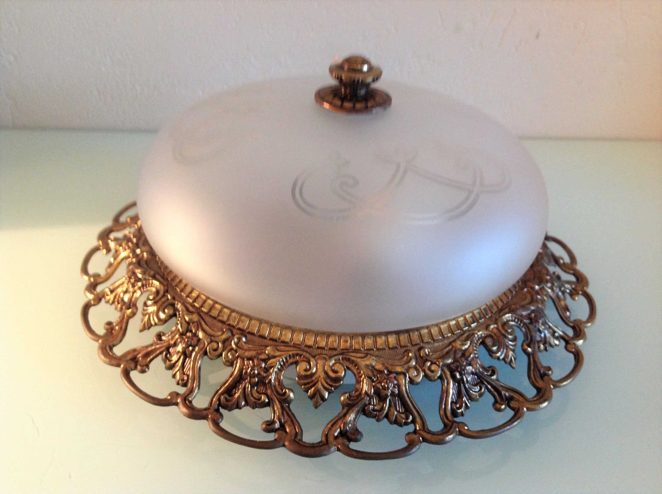 Round ceiling lamp in frosted glass art deco style