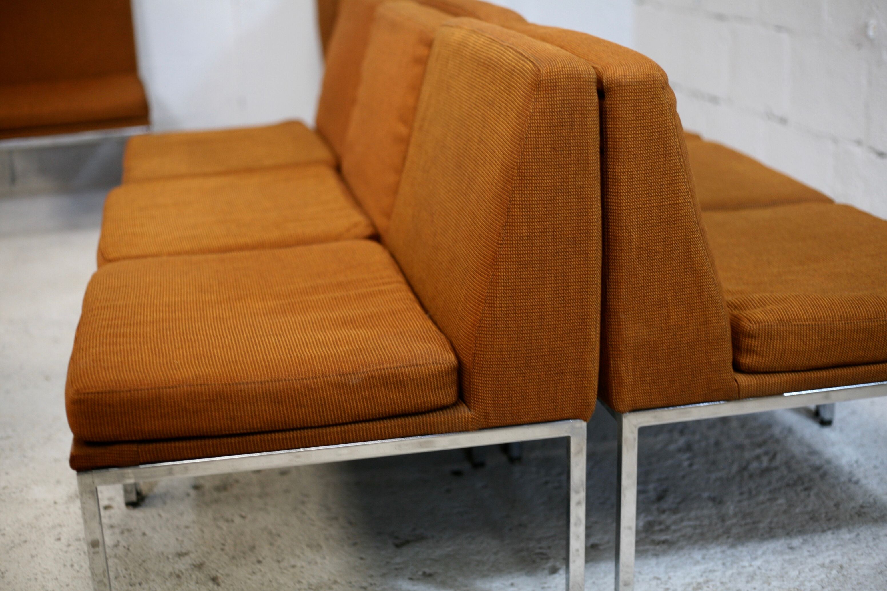 Ensemble de 10 chauffeuses de Louis Baillon, édition Planforms formant canapé modulable, circa 1950