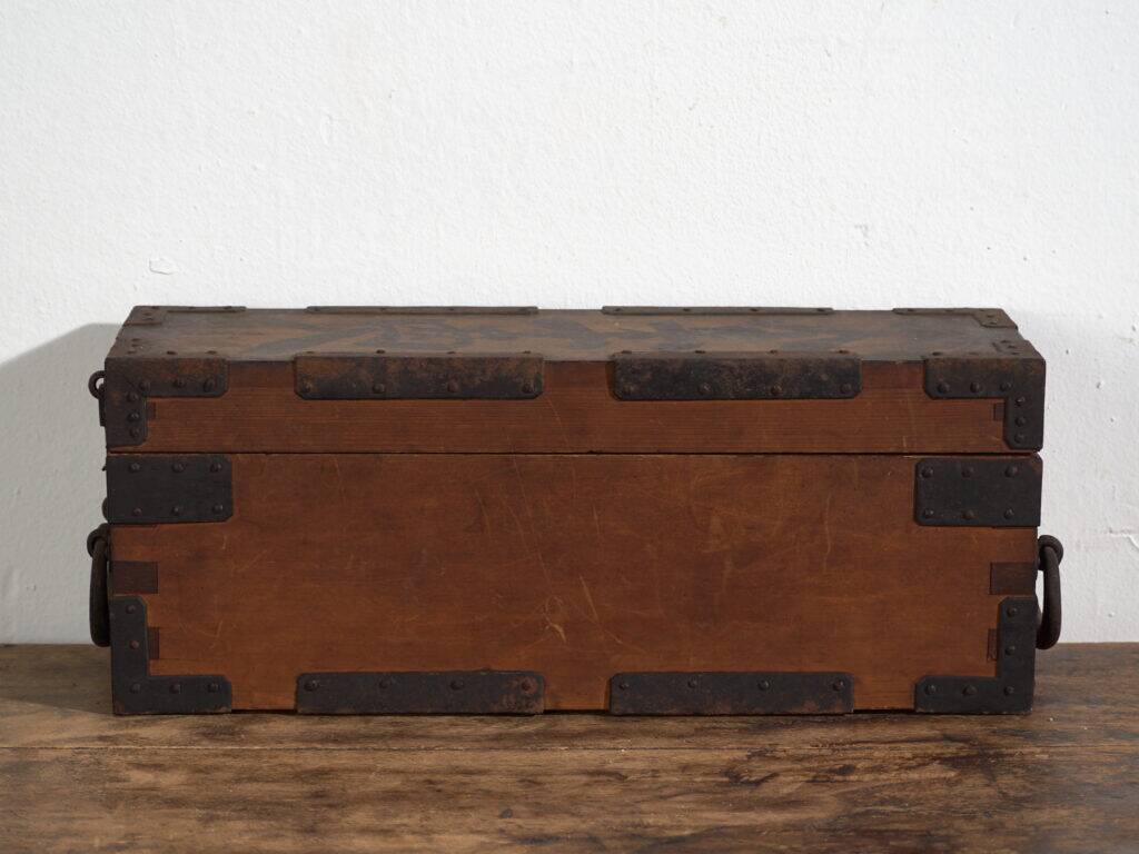 Coffre japonais ancien en bois avec ferrures et serrure – période Meiji (c.1880–1910)