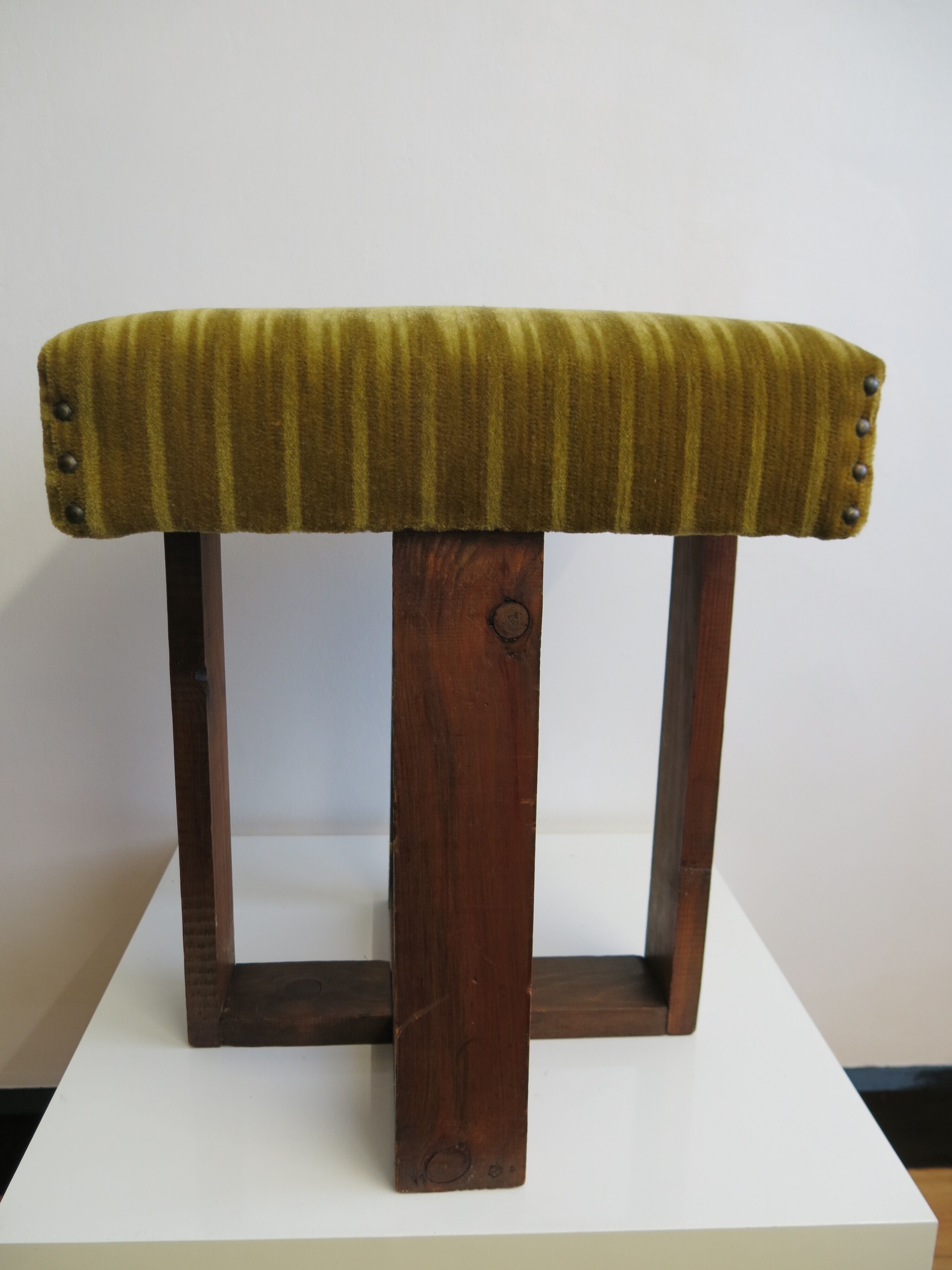 Rest - art deco foot in green velvet and solid wood