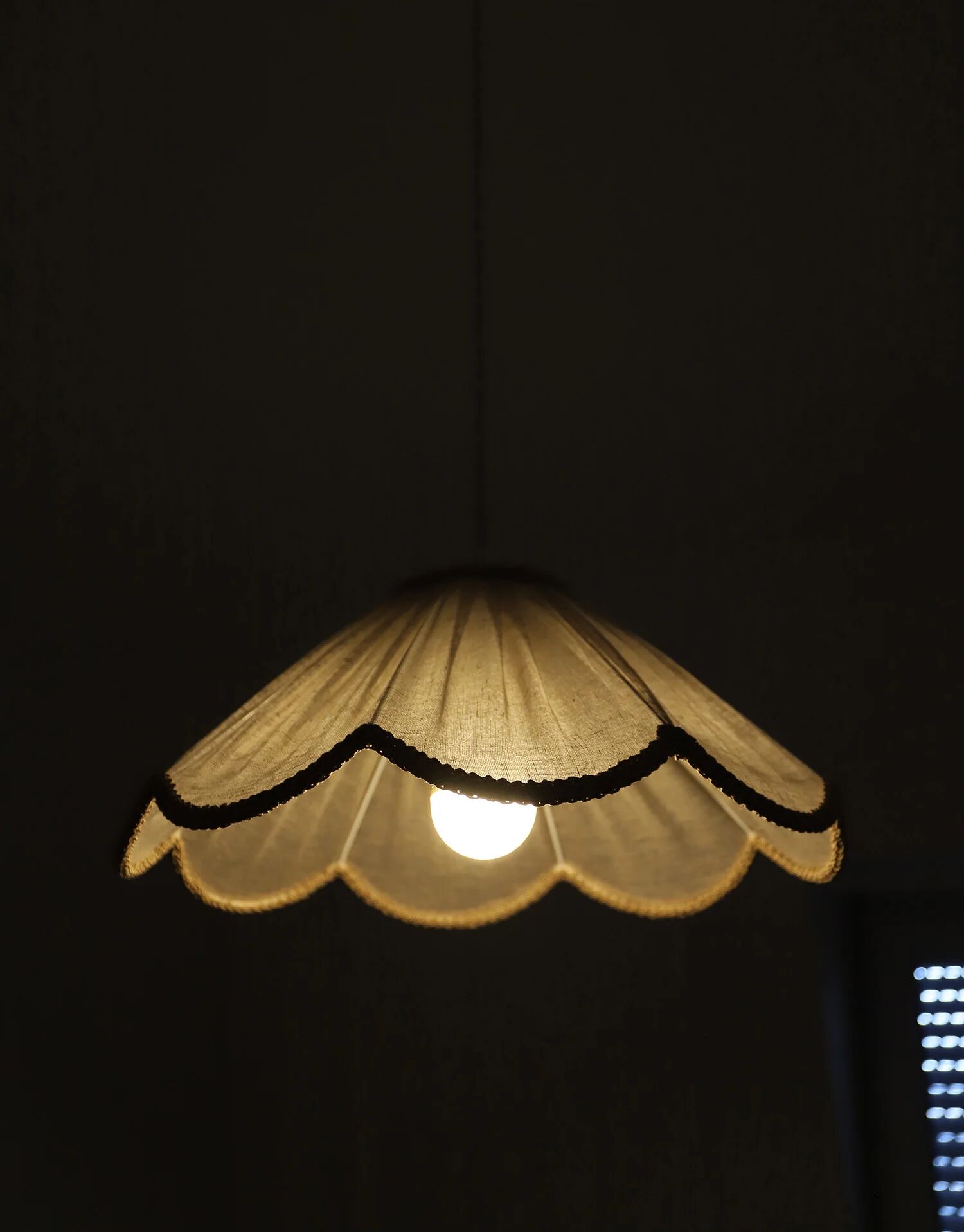 Suspension in a solid floral shape Françoise "classic beige"