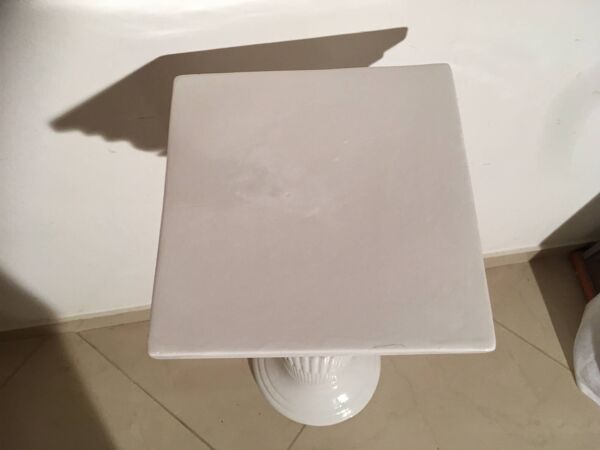 Colonne corinthienne en faïence blanche