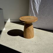 Table d'appoint en manguier massif naturel (monoxyle) piètement conique min