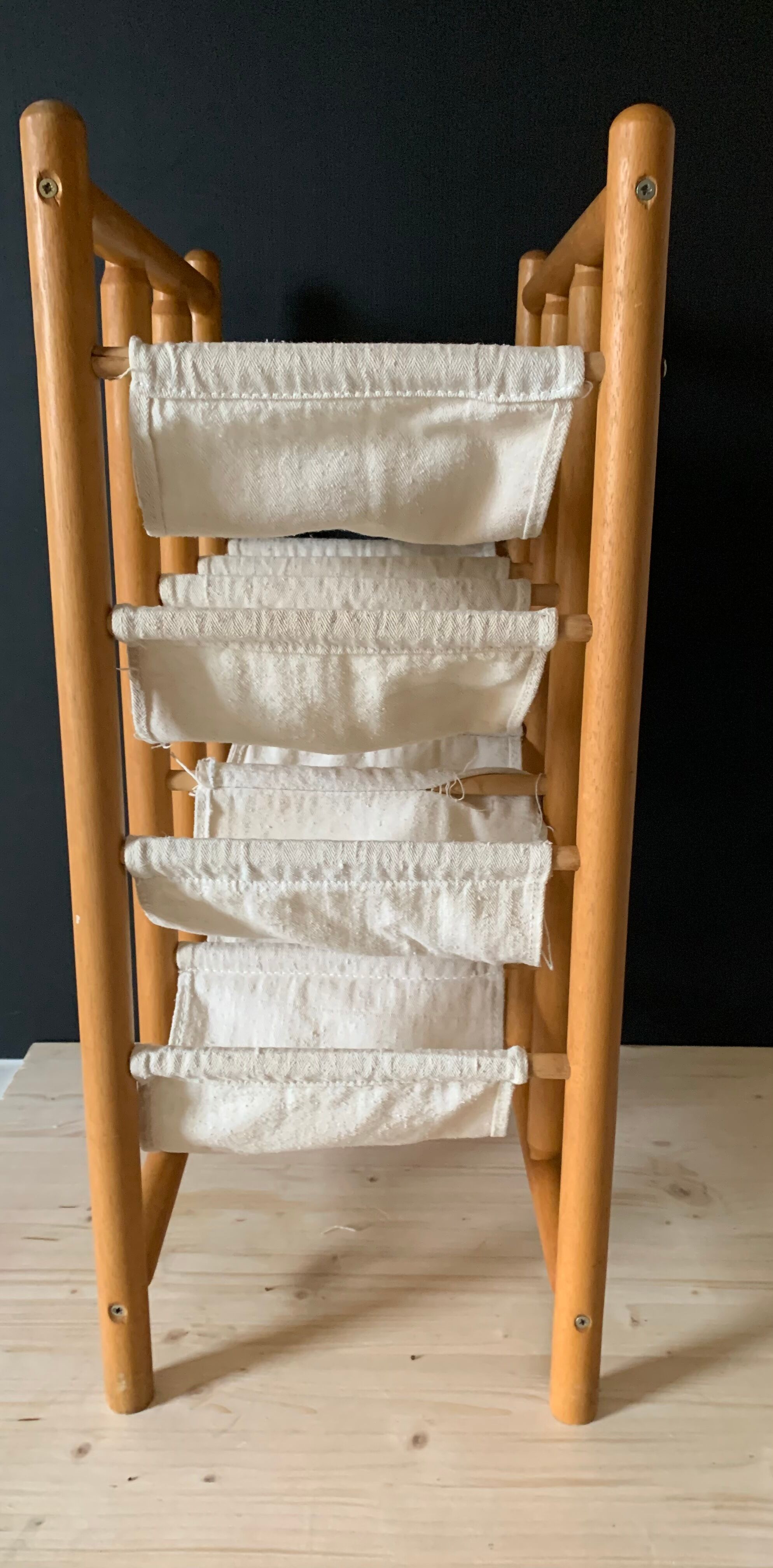 Range bouteilles bois et tissu