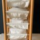 Range bouteilles bois et tissu