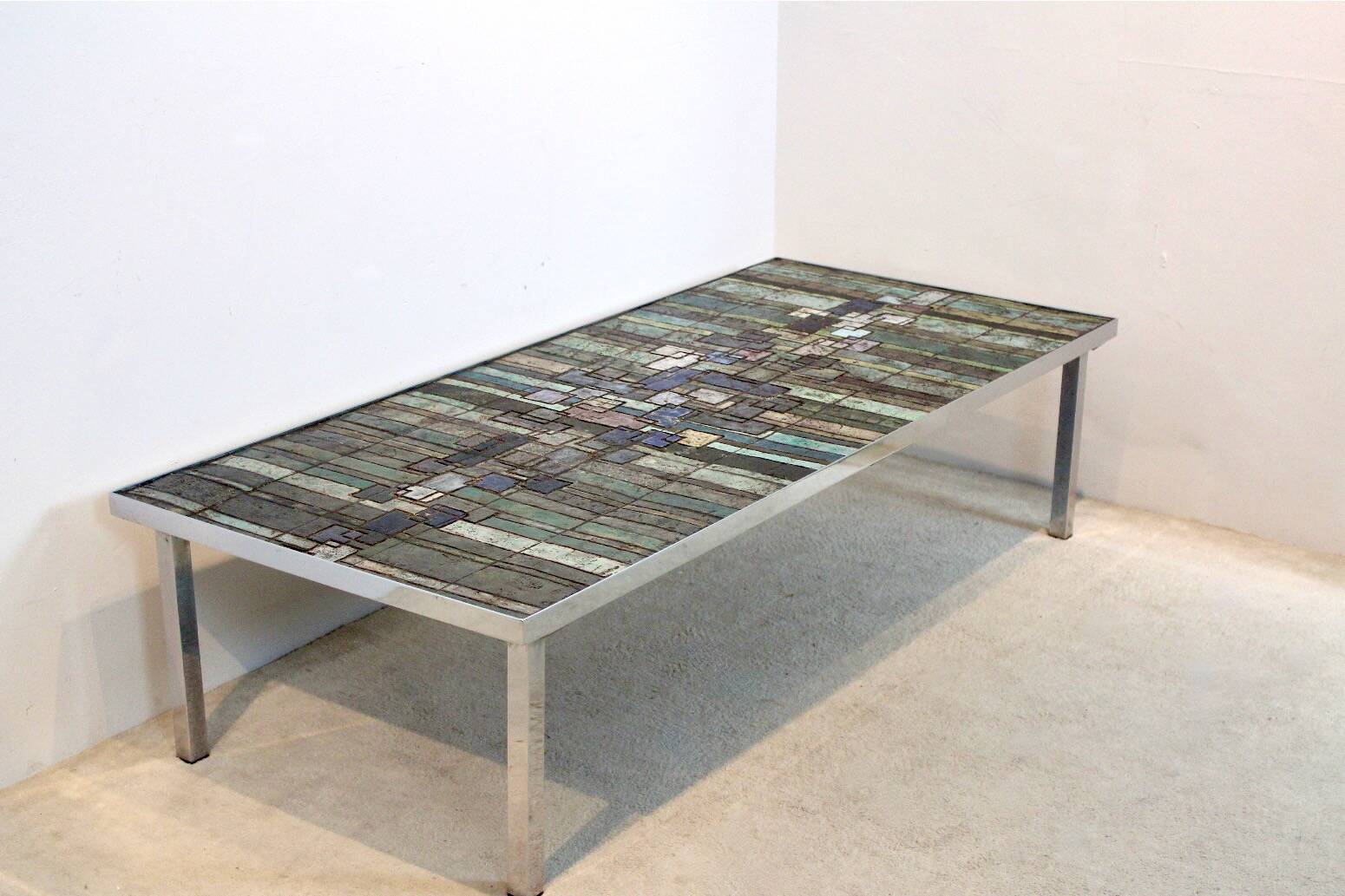 Table basse en mosaïque d'ardoise et de céramique