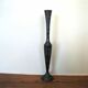 Vase amphore stylisée en métal gravé