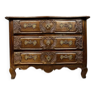 Commode Lyonnaise galbée et sculptée époque Louis XV en noyer massif