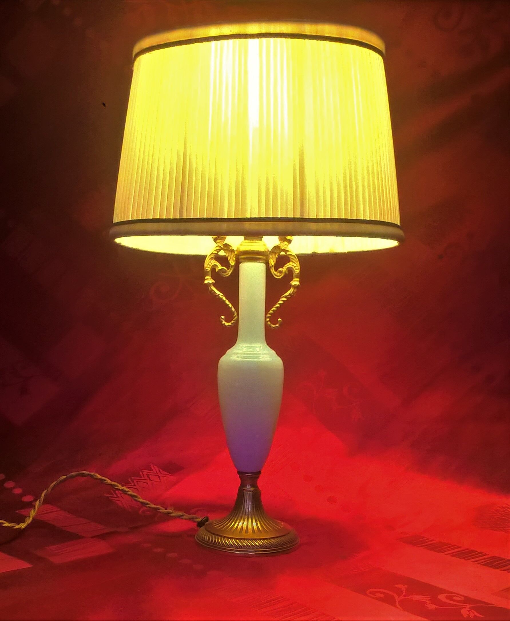 Amphora lamp with zoomorphic handles