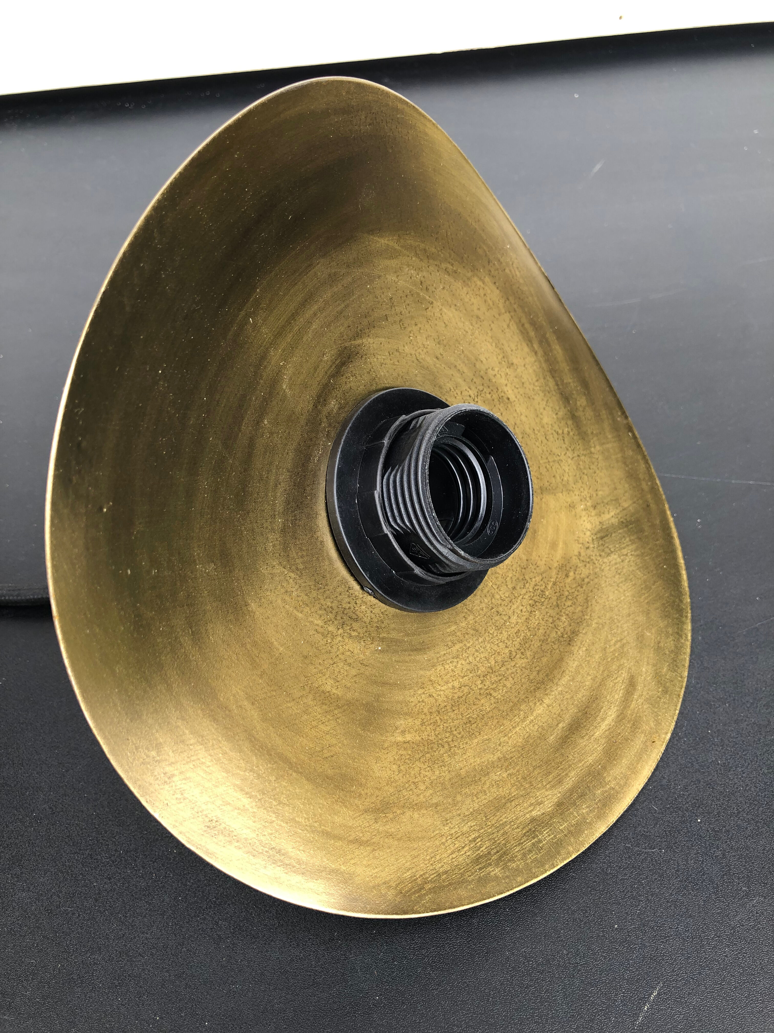 Mid-curved brass suspension