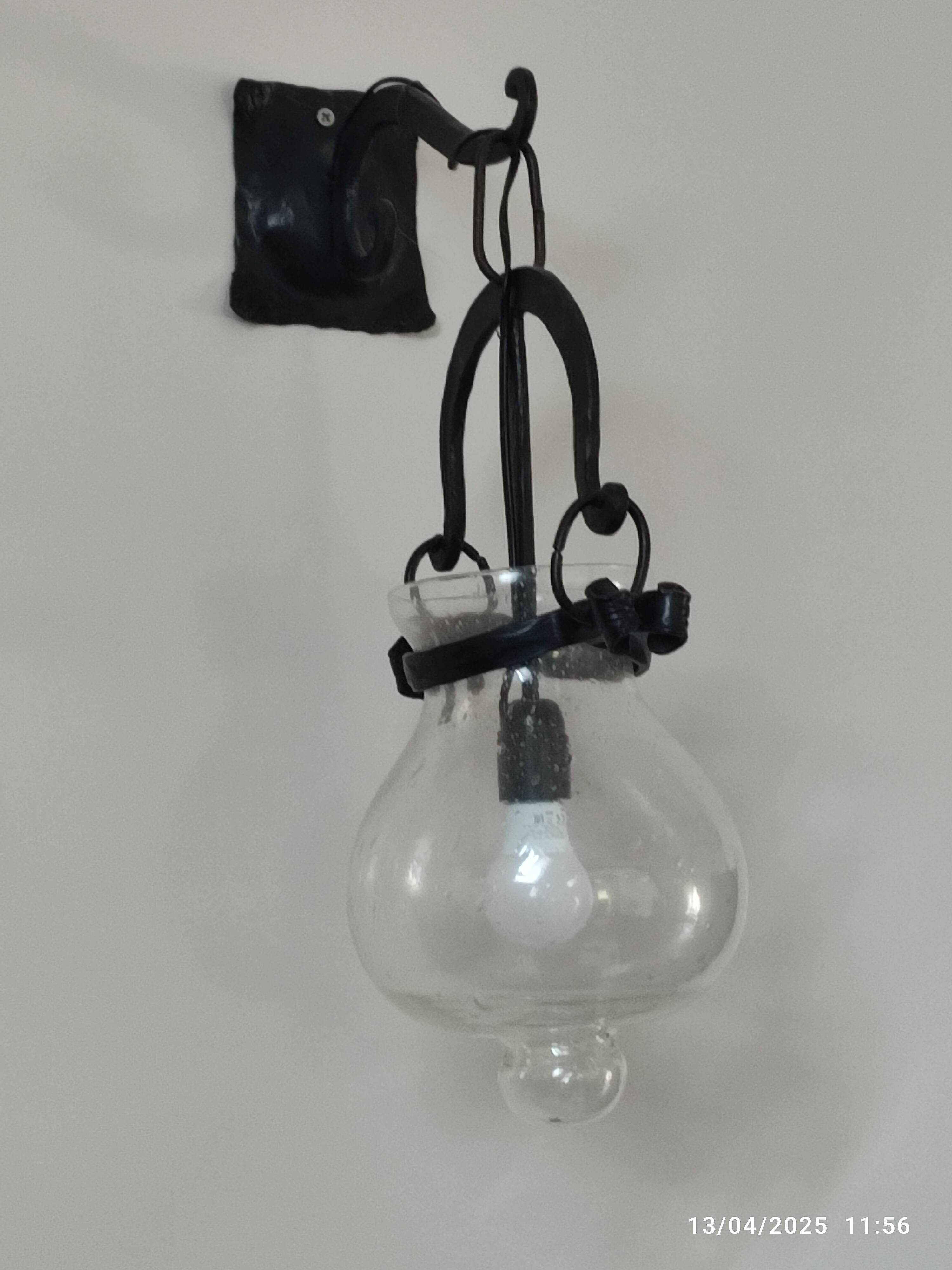 Lot de trois appliques fer forgé et verre soufflé