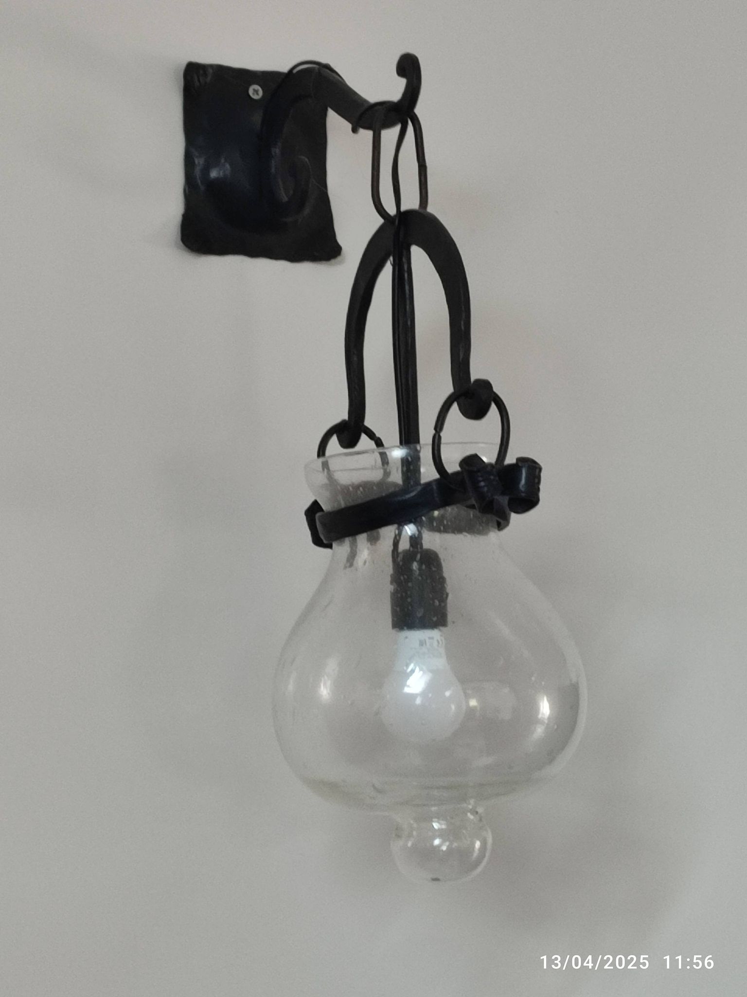 Lot de trois appliques fer forgé et verre soufflé