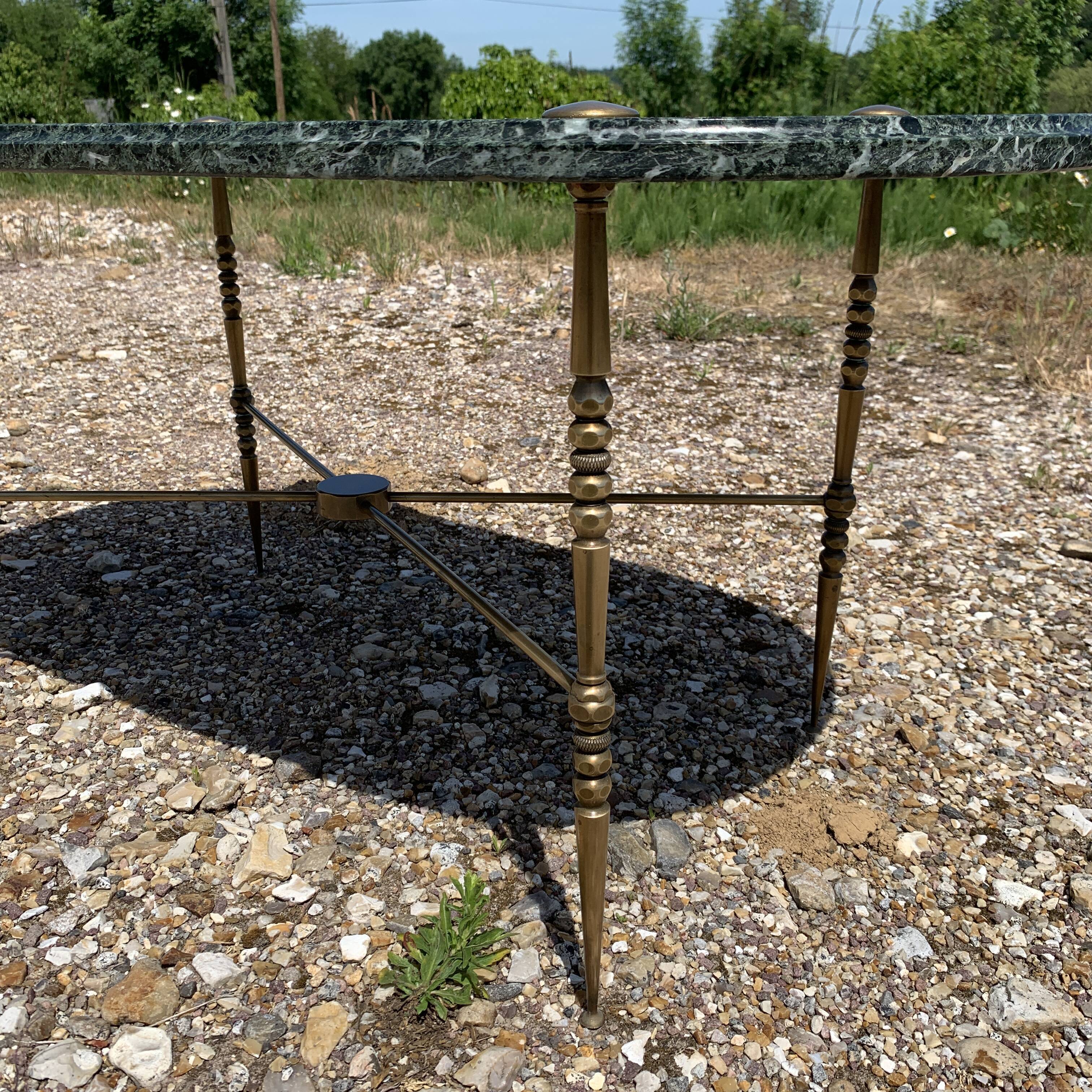Oval coffee table in veined green marble
