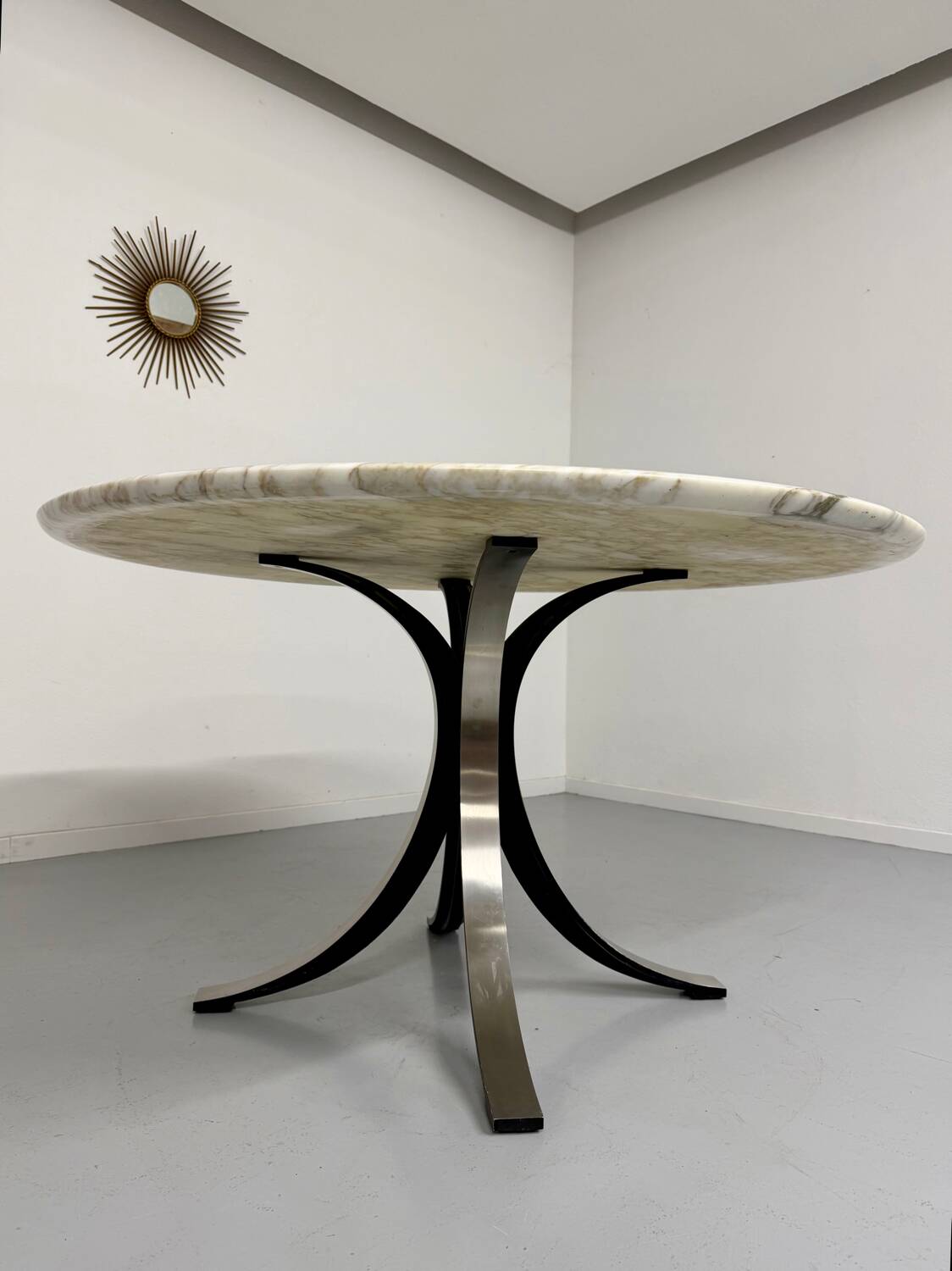 Round marble table T69 design Osvaldo Borsani for Tecno year 70