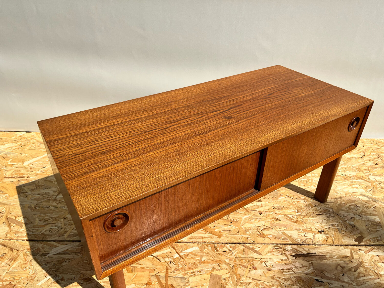 Commode basse à deux portes coulissantes