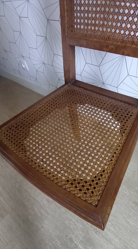 Chaise cannée art déco avec ornements en bronze.