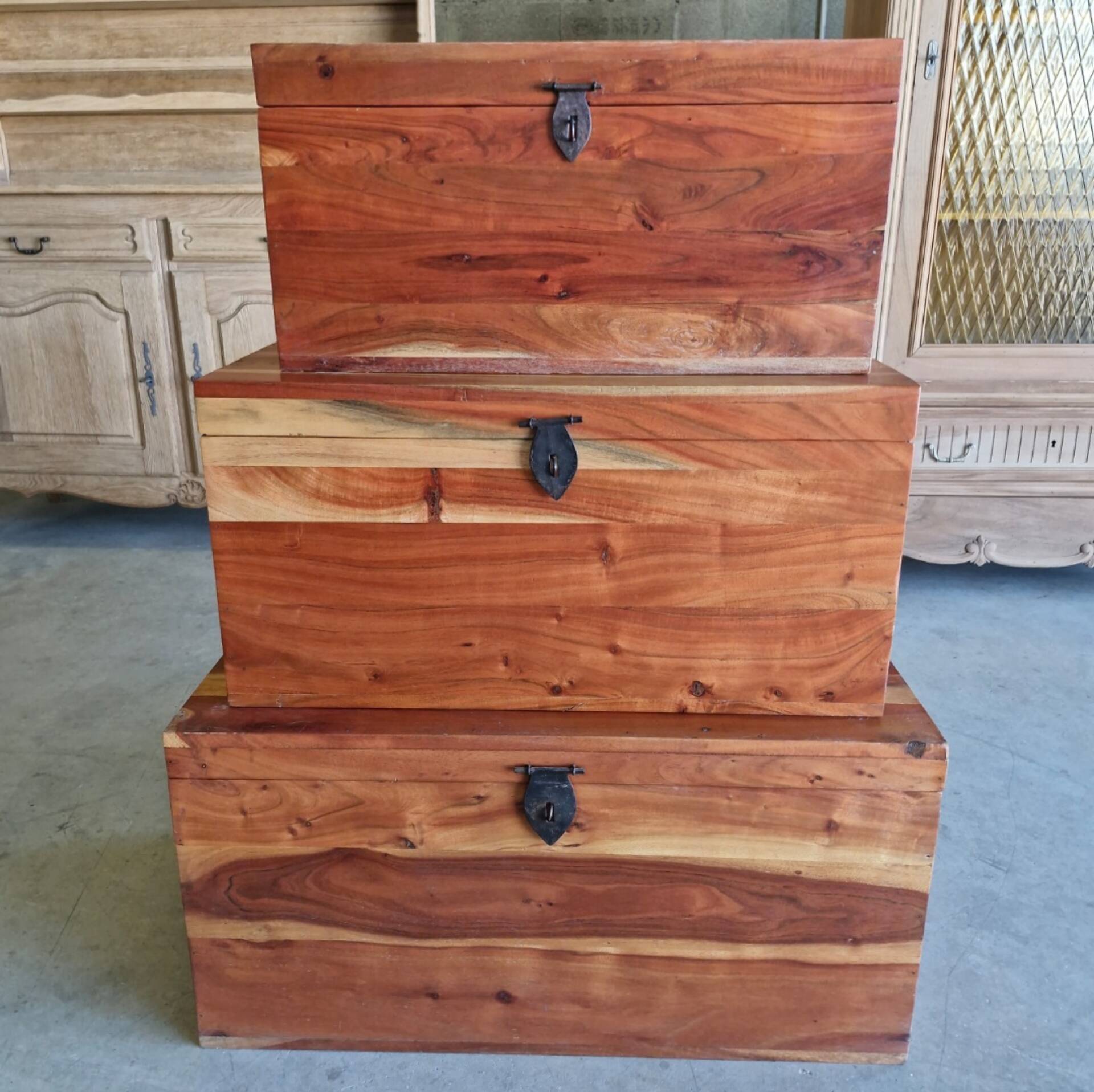 3 nesting chests in solid acacia