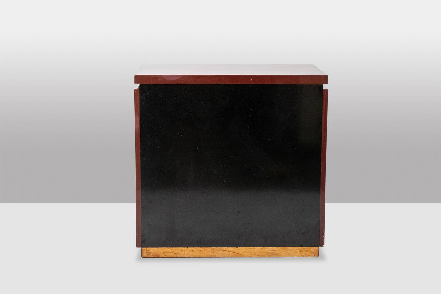 Jean-Claude Mahey. Commode en bois laqué. Années 1970-80.
