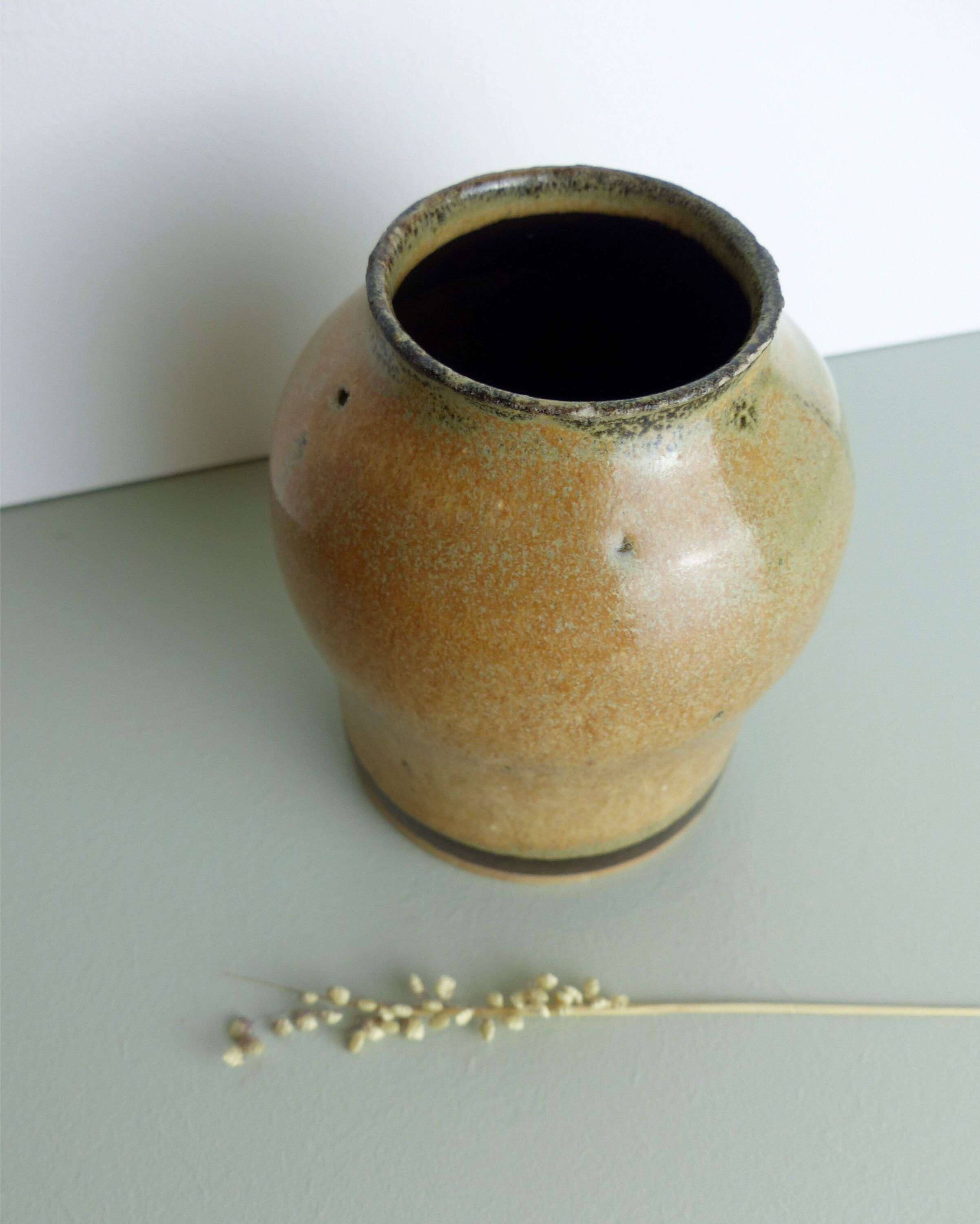 Vase en grès beige et kaki