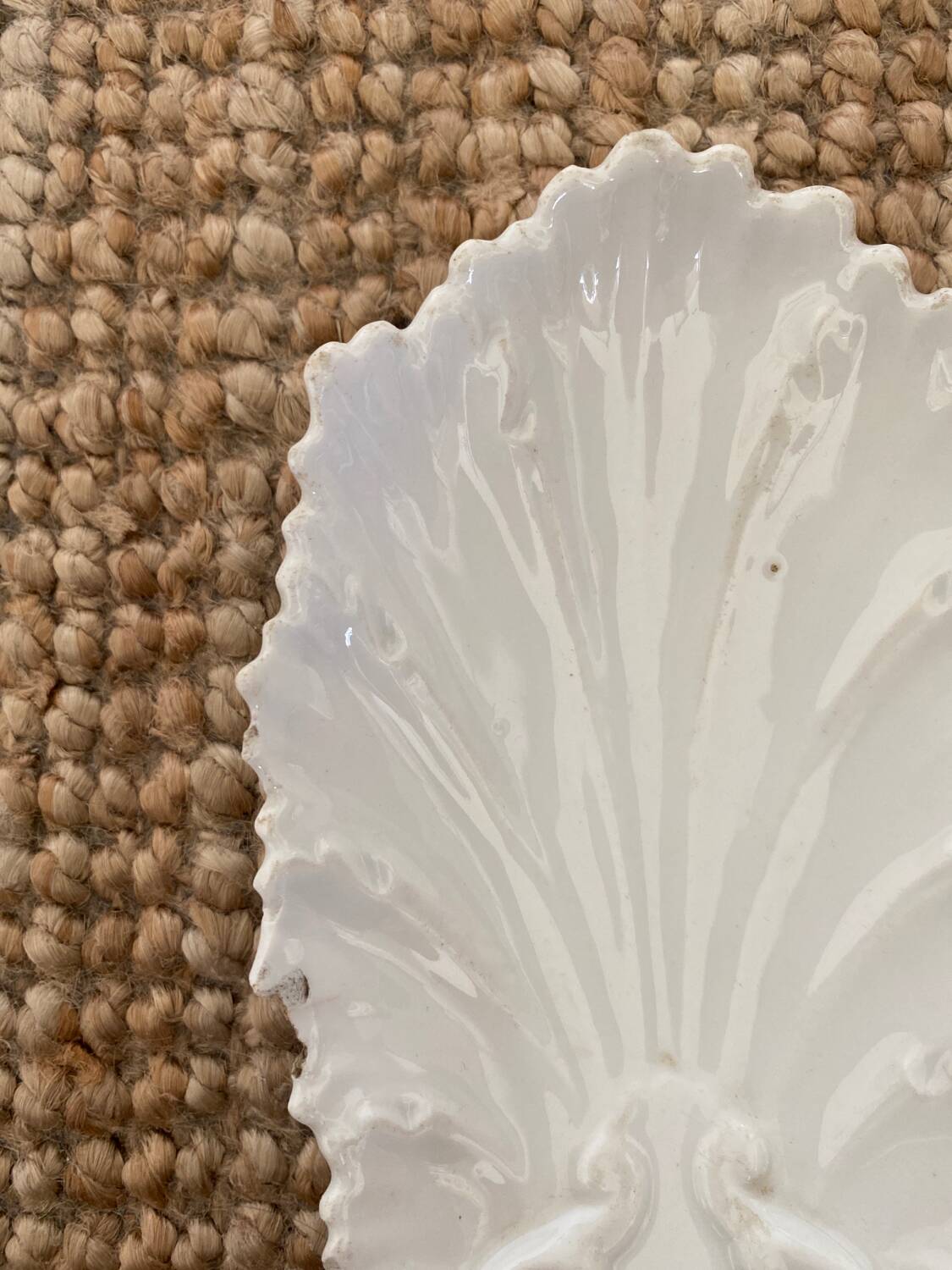 Ramekin, shell-shaped pocket emptier in white ceramic