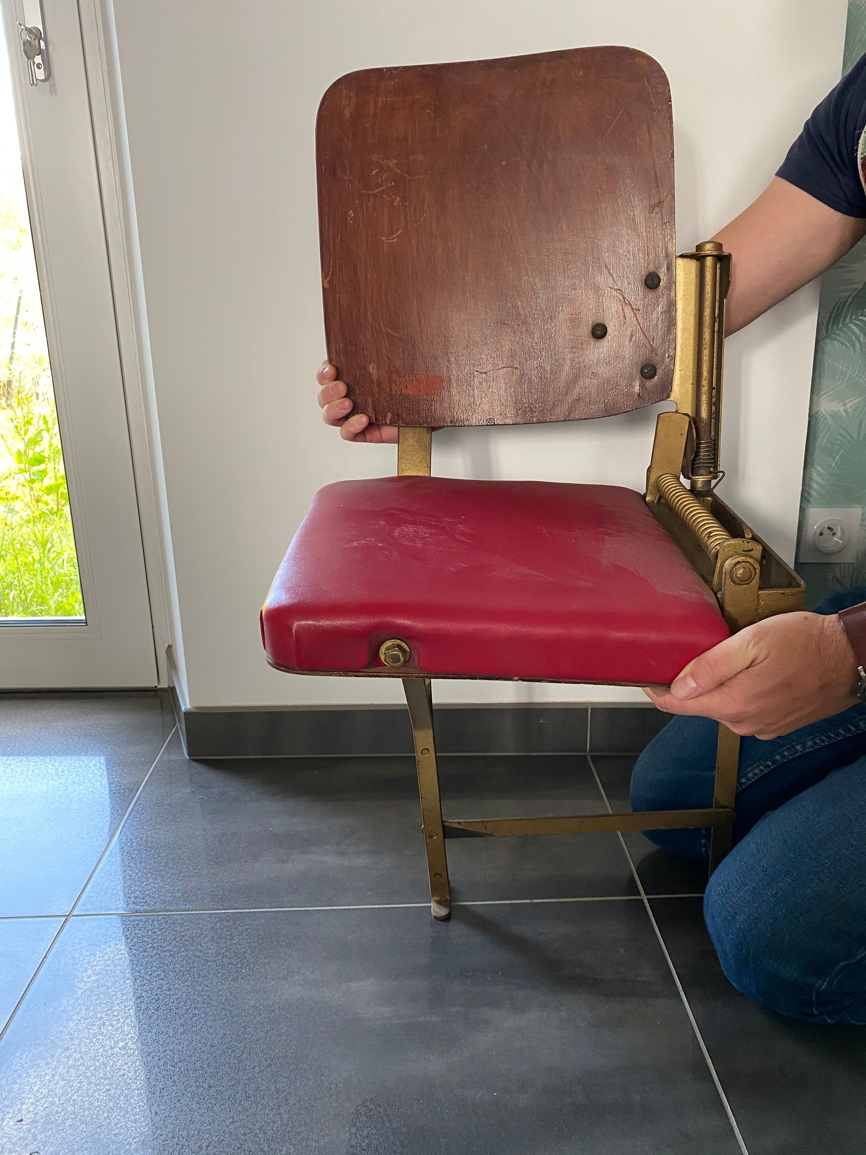 Strapontin armchair showroom