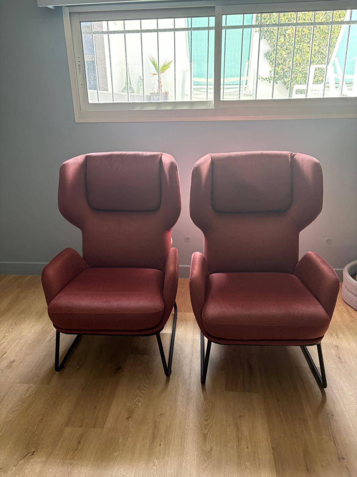 Set of 2 burgundy armchairs