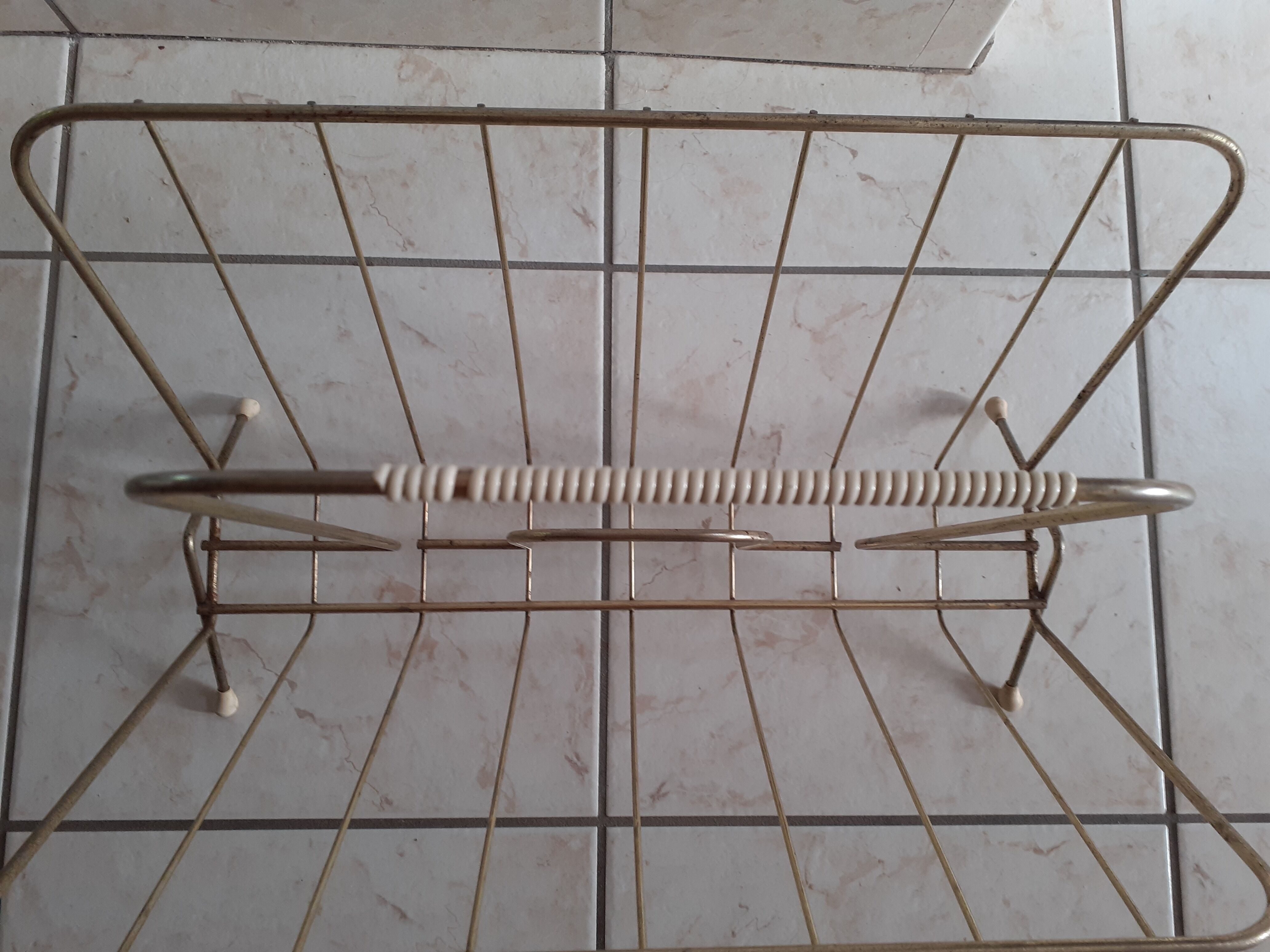 Porte revues en métal doré et scoubidou