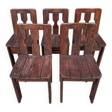 Suite de cinq chaises brutaliste en pin massif